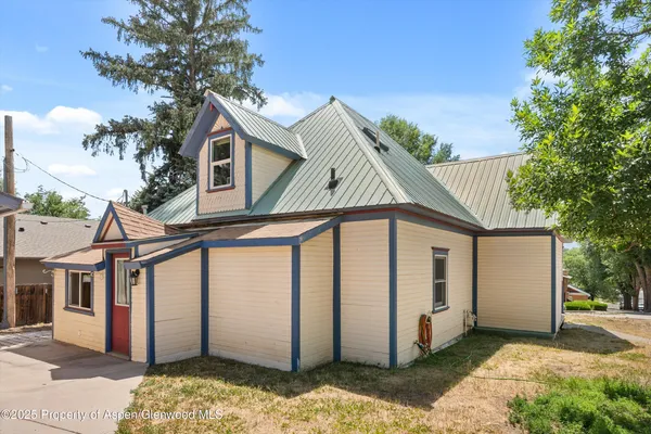 a view of a house with a yard