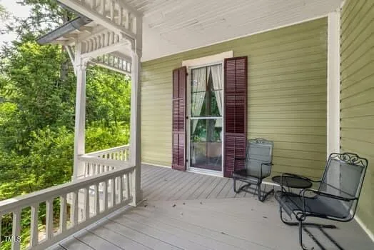 a view of yard with green space