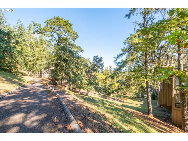 a view of a outdoor space in front of a house