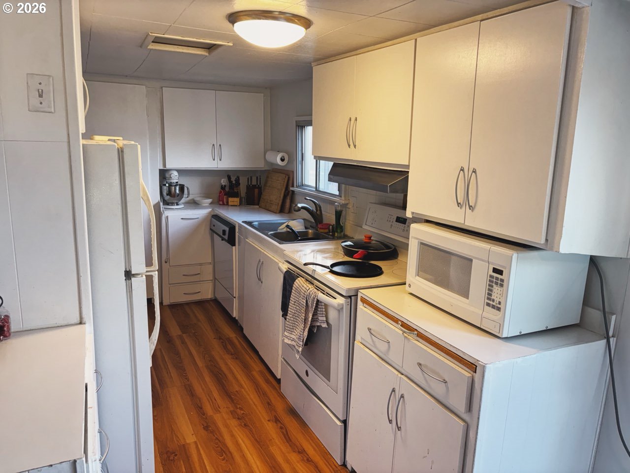 102 Idaho Street Mosier, OR 97040 - Photo 27 of 32 a kitchen with a refrigerator stove and sink