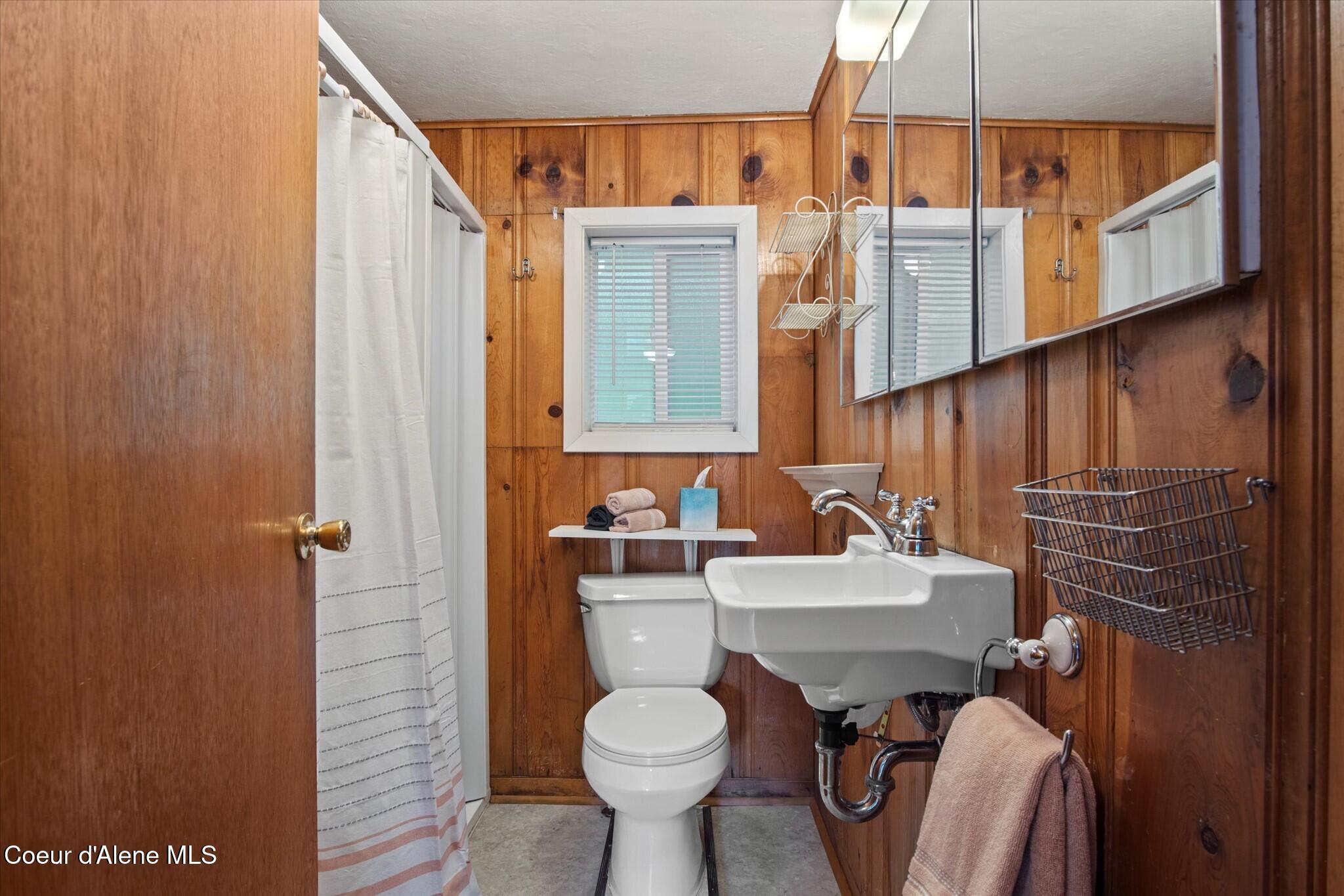 5860 West Freeman Road Rathdrum, ID 83858 - Photo 14 of 32 Bathroom
