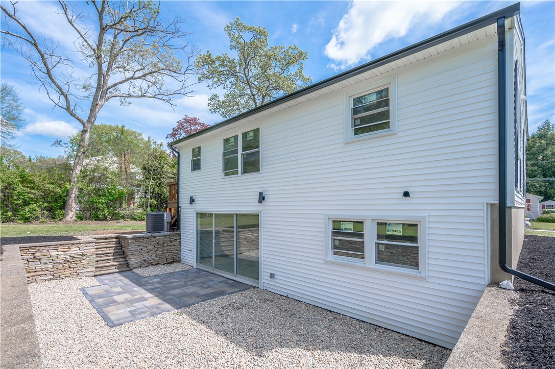 22 Beaver Road East Providence, RI 02915 - Photo 4 of 31