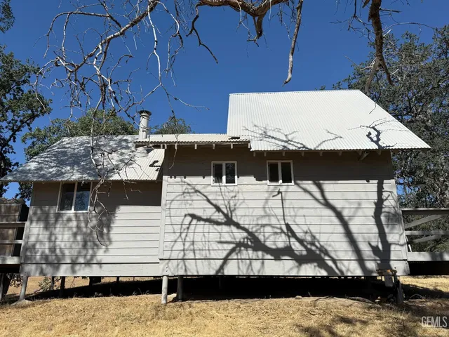 a view of house with a yard