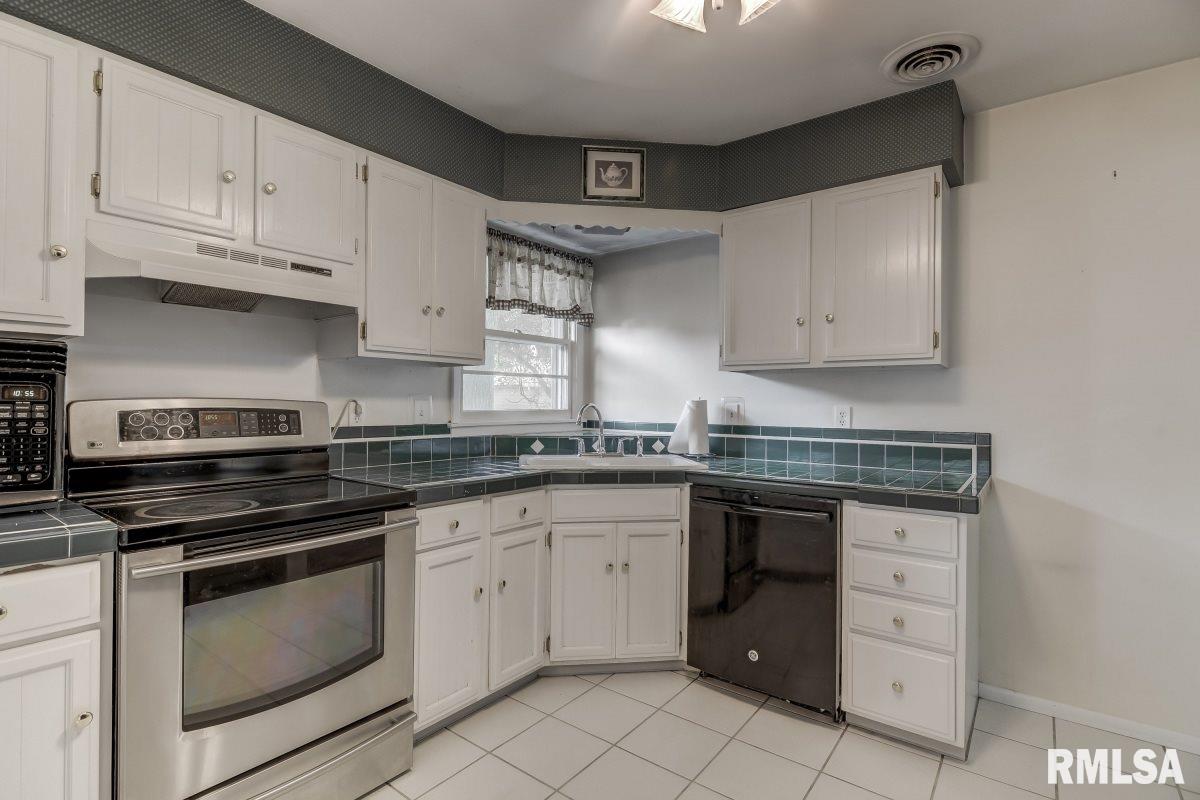 2017 Cambridge Road Springfield, IL 62704 - Photo 8 of 36 Gallery Image 8