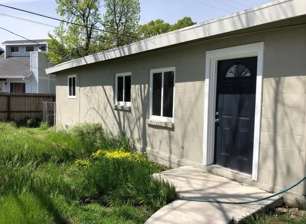 a view of a house with backyard
