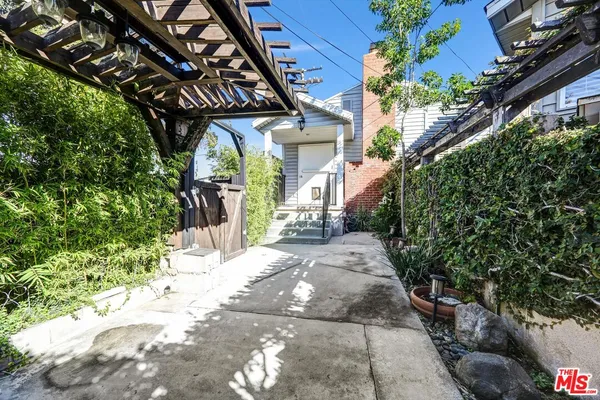 $3,800 | 3930 La Crescenta Avenue, Montrose, CA 91020