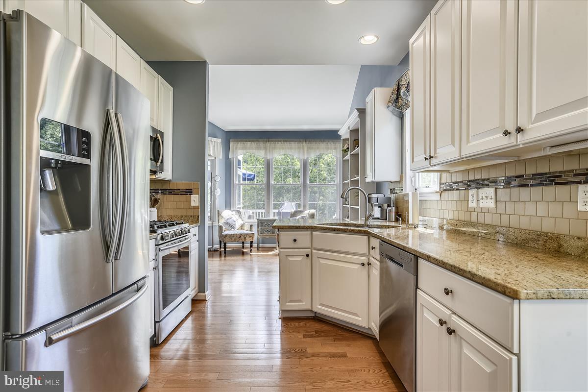 13510 Ryton Ridge Lane Gainesville, VA 20155 - Photo 16 of 57 White, Granite, Stainless, Wood floors - Perfect!