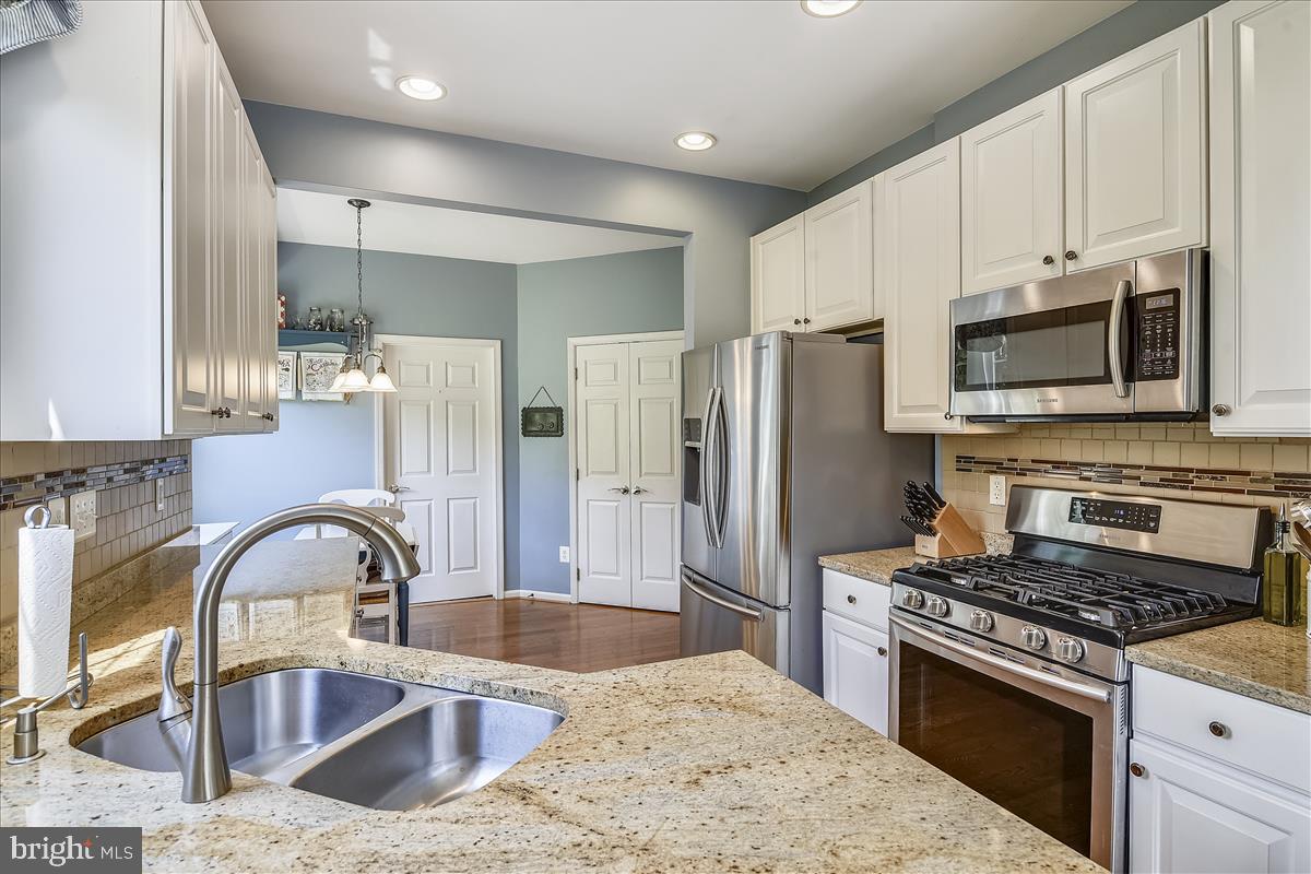 13510 Ryton Ridge Lane Gainesville, VA 20155 - Photo 17 of 57 5 burner gas range, ample countertops, & pantry!