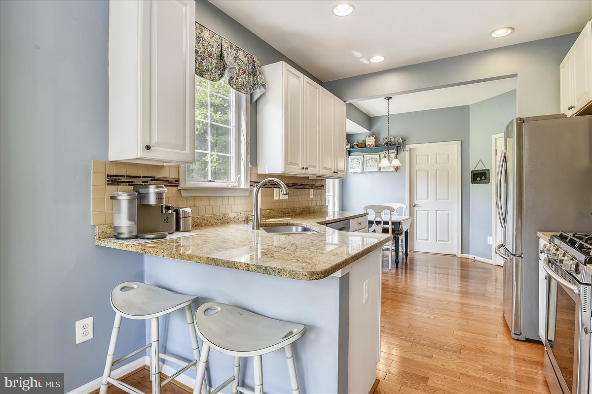 13510 Ryton Ridge Lane Gainesville, VA 20155 - Photo 18 of 57 Breakfast bar is on the Sunroom Side