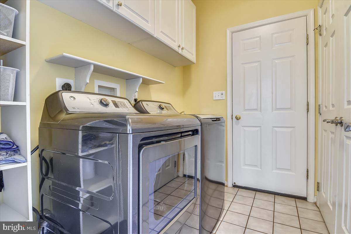 13510 Ryton Ridge Lane Gainesville, VA 20155 - Photo 30 of 57 Laundry room w/Butler's closet & tub off kitchen