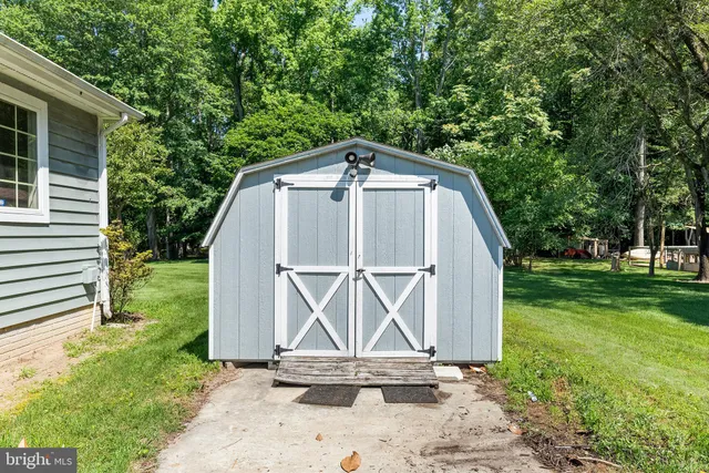 a view of backyard with small barn