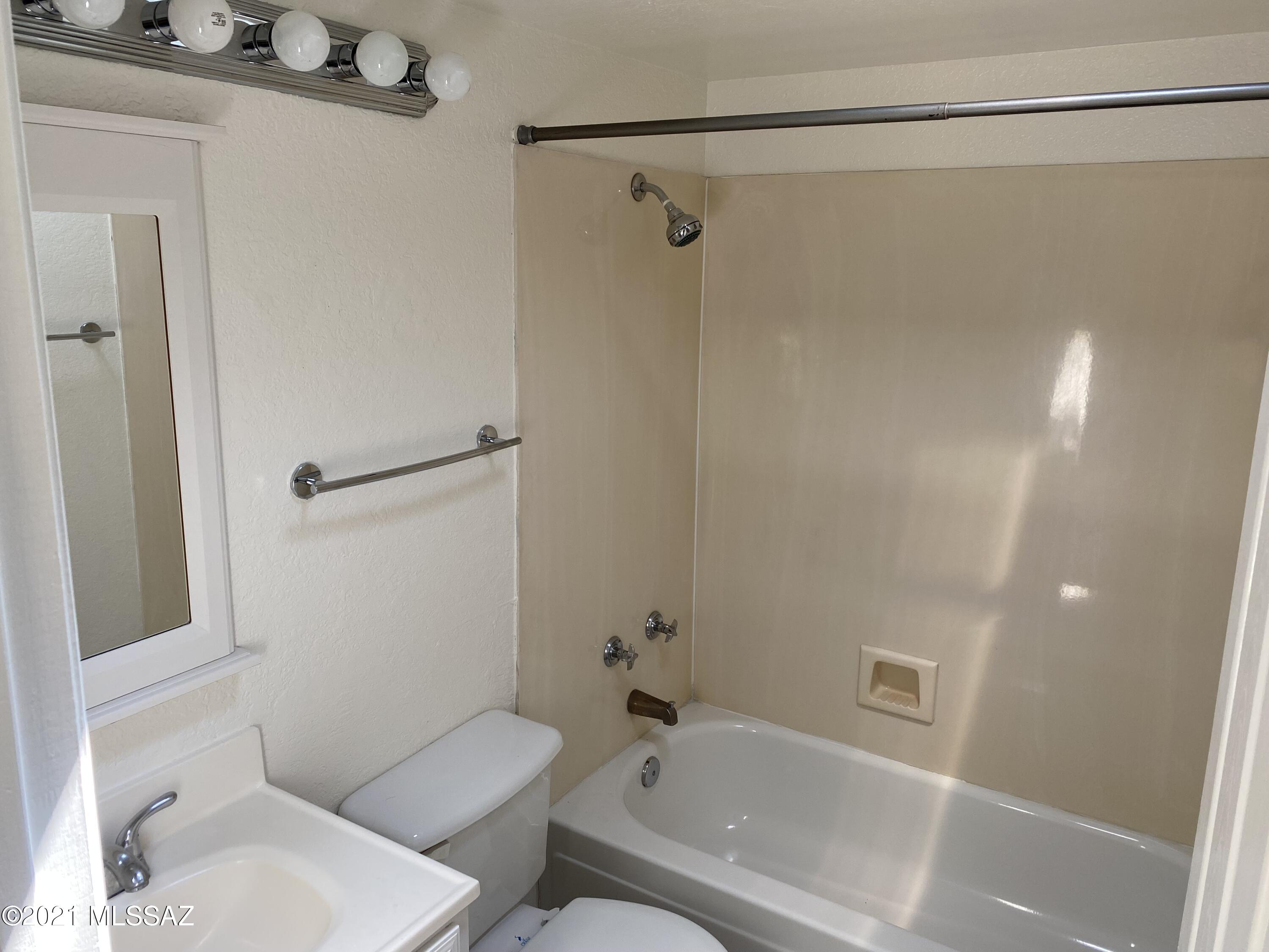 210 East Pastime Road Tucson, AZ 85705 - Photo 22 of 29 a bathroom with a toilet and a bathtub