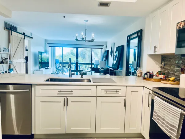 $2,400 | 3000 Presidential Way, Unit 306, West Palm Beach, FL 33401