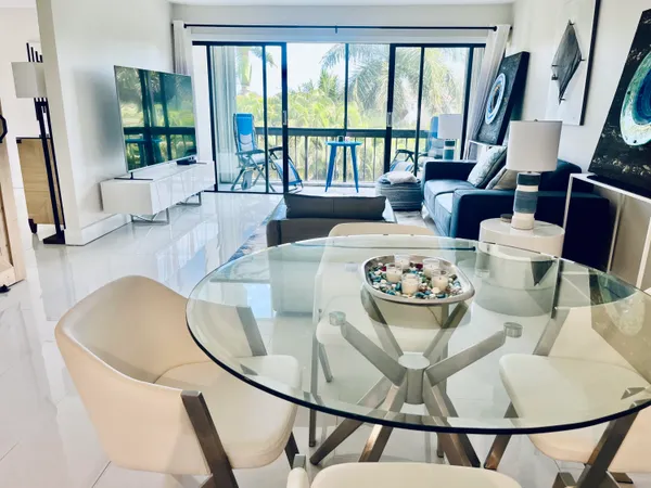 $2,400 | 3000 Presidential Way, Unit 306, West Palm Beach, FL 33401