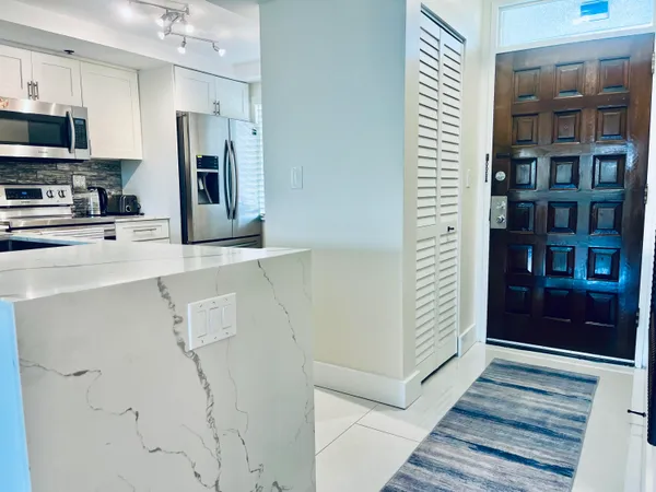 $2,400 | 3000 Presidential Way, Unit 306, West Palm Beach, FL 33401