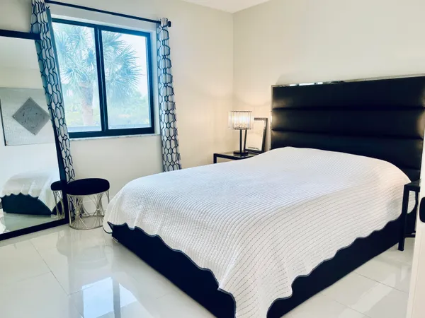 $2,400 | 3000 Presidential Way, Unit 306, West Palm Beach, FL 33401