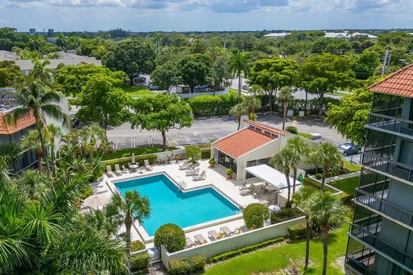 $2,400 | 3000 Presidential Way, Unit 306, West Palm Beach, FL 33401