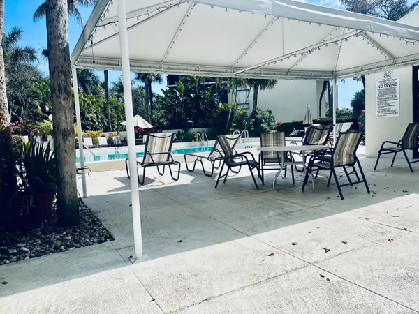 $2,400 | 3000 Presidential Way, Unit 306, West Palm Beach, FL 33401