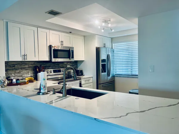 $2,400 | 3000 Presidential Way, Unit 306, West Palm Beach, FL 33401