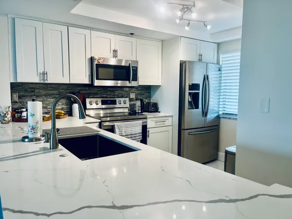 $2,400 | 3000 Presidential Way, Unit 306, West Palm Beach, FL 33401