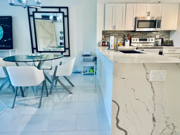 $2,400 | 3000 Presidential Way, Unit 306, West Palm Beach, FL 33401