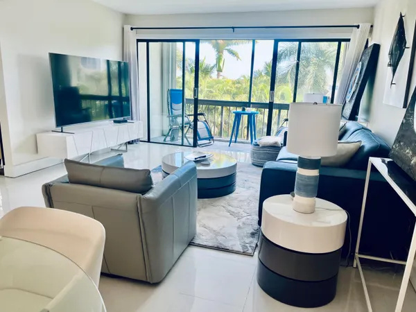 $2,400 | 3000 Presidential Way, Unit 306, West Palm Beach, FL 33401