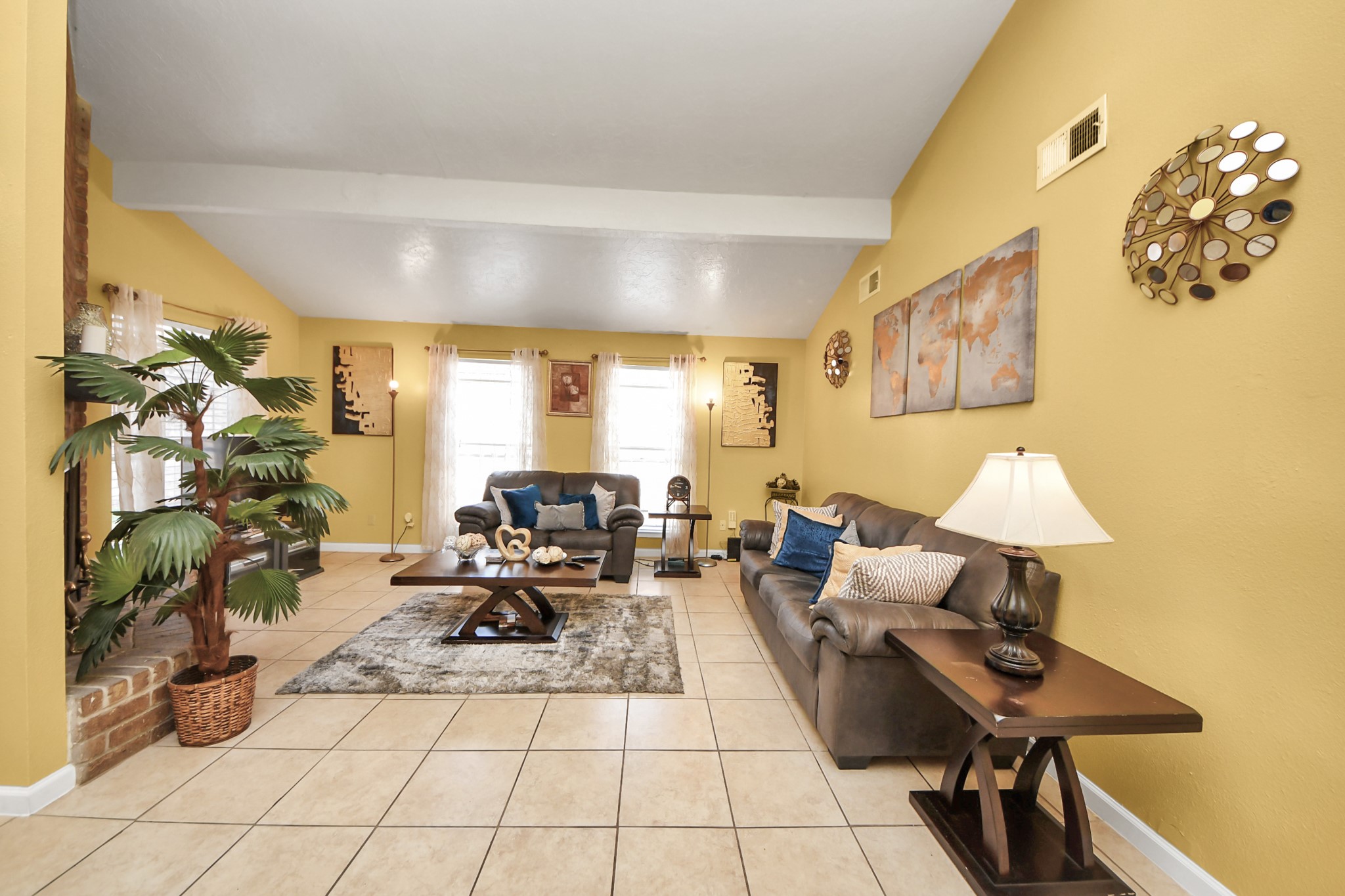 4155 Amir Street Houston, TX 77072 - Photo 9 of 32 Living Room