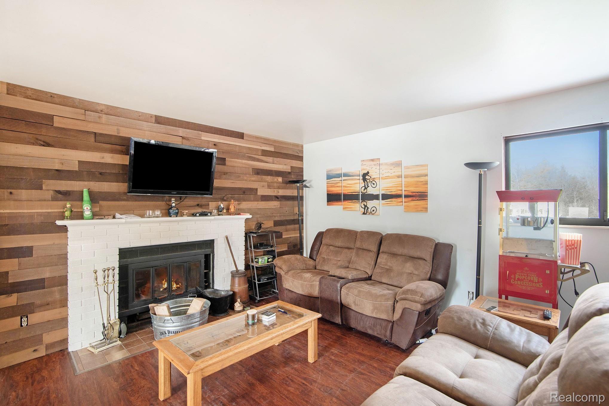 7482 Coldwater Road Flushing, MI 48433 - Photo 7 of 19 9.jpg