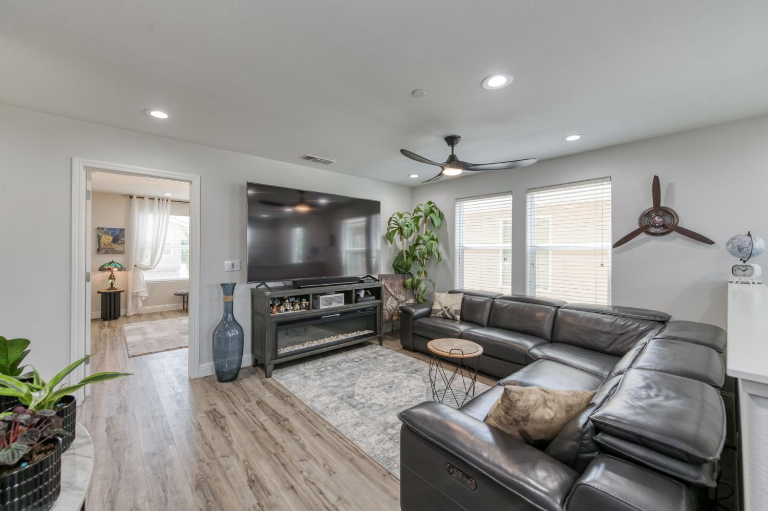 3562 Luminary Way Clovis, CA 93619 - Photo 20 of 40 a living room with furniture and a flat screen tv