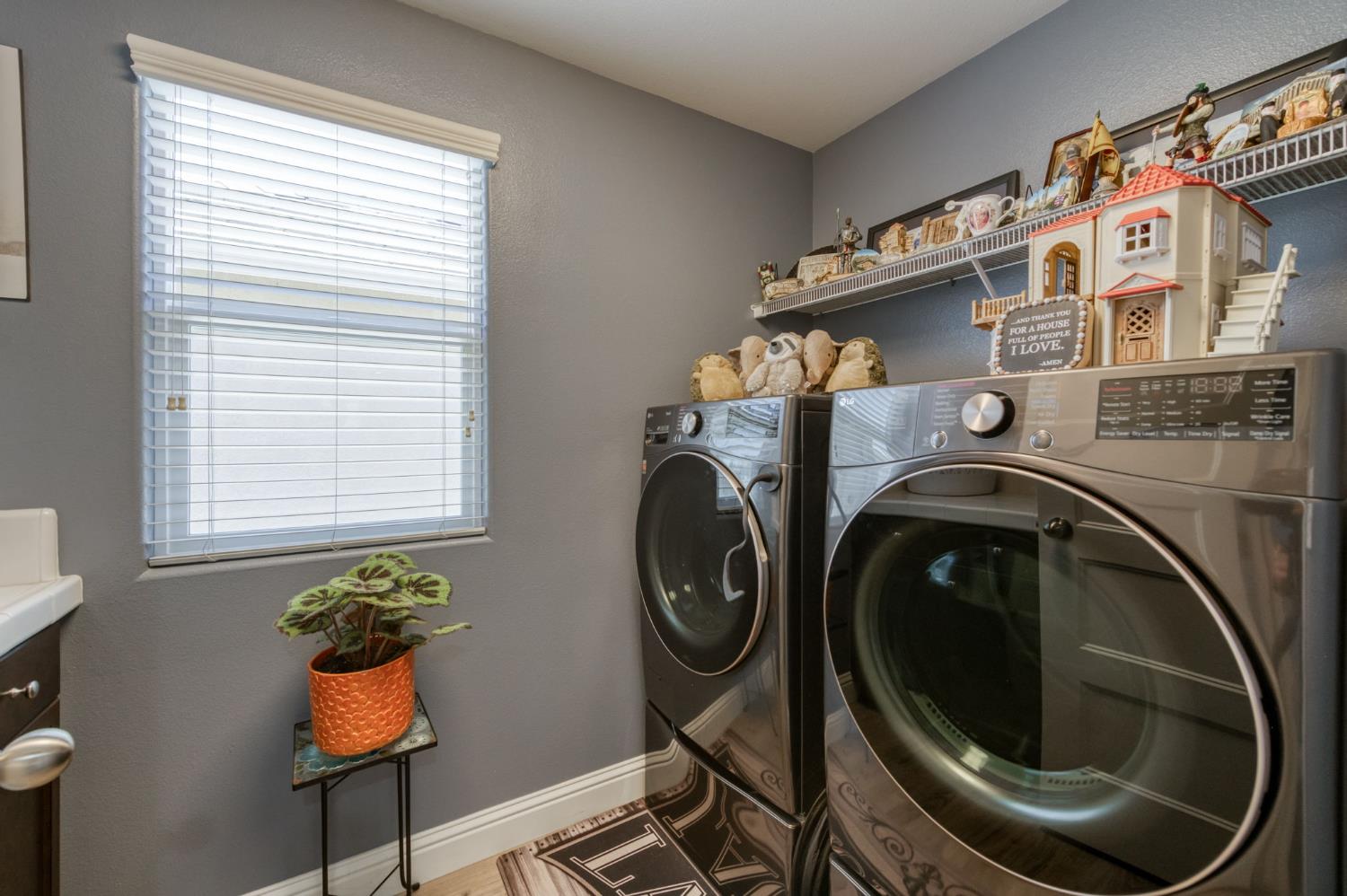 3562 Luminary Way Clovis, CA 93619 - Photo 27 of 40 a utility room with dryer and washer