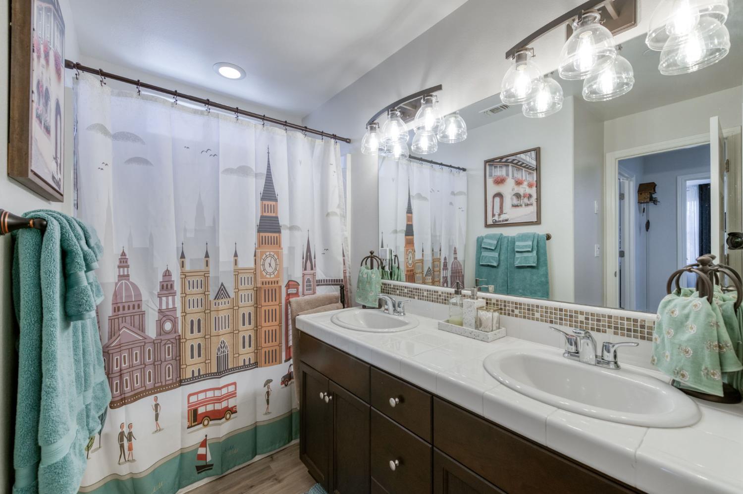 3562 Luminary Way Clovis, CA 93619 - Photo 28 of 40 a bathroom with double vanity sinks and a mirror