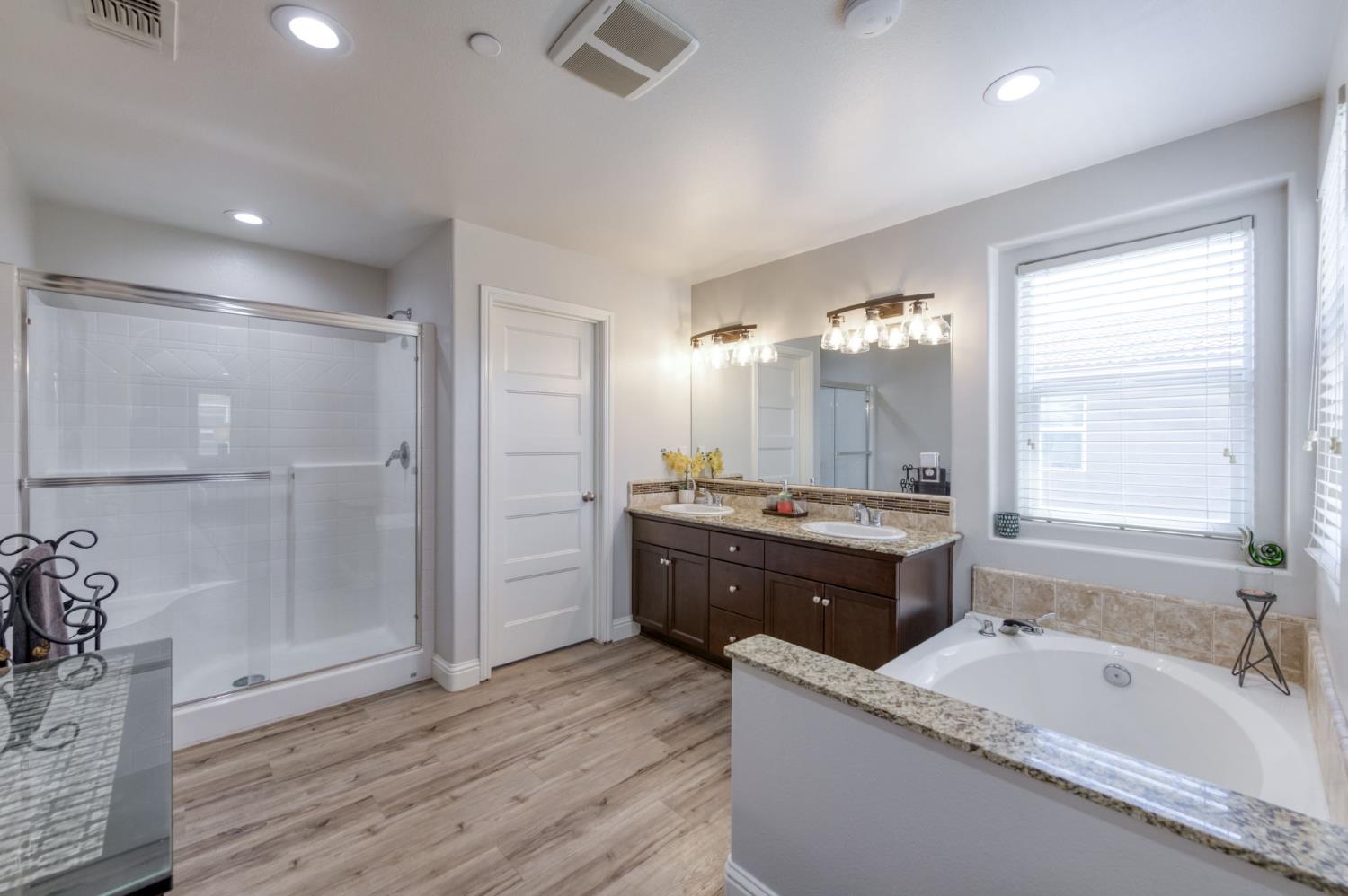 3562 Luminary Way Clovis, CA 93619 - Photo 32 of 40 a large bathroom with a tub sink shower and mirror