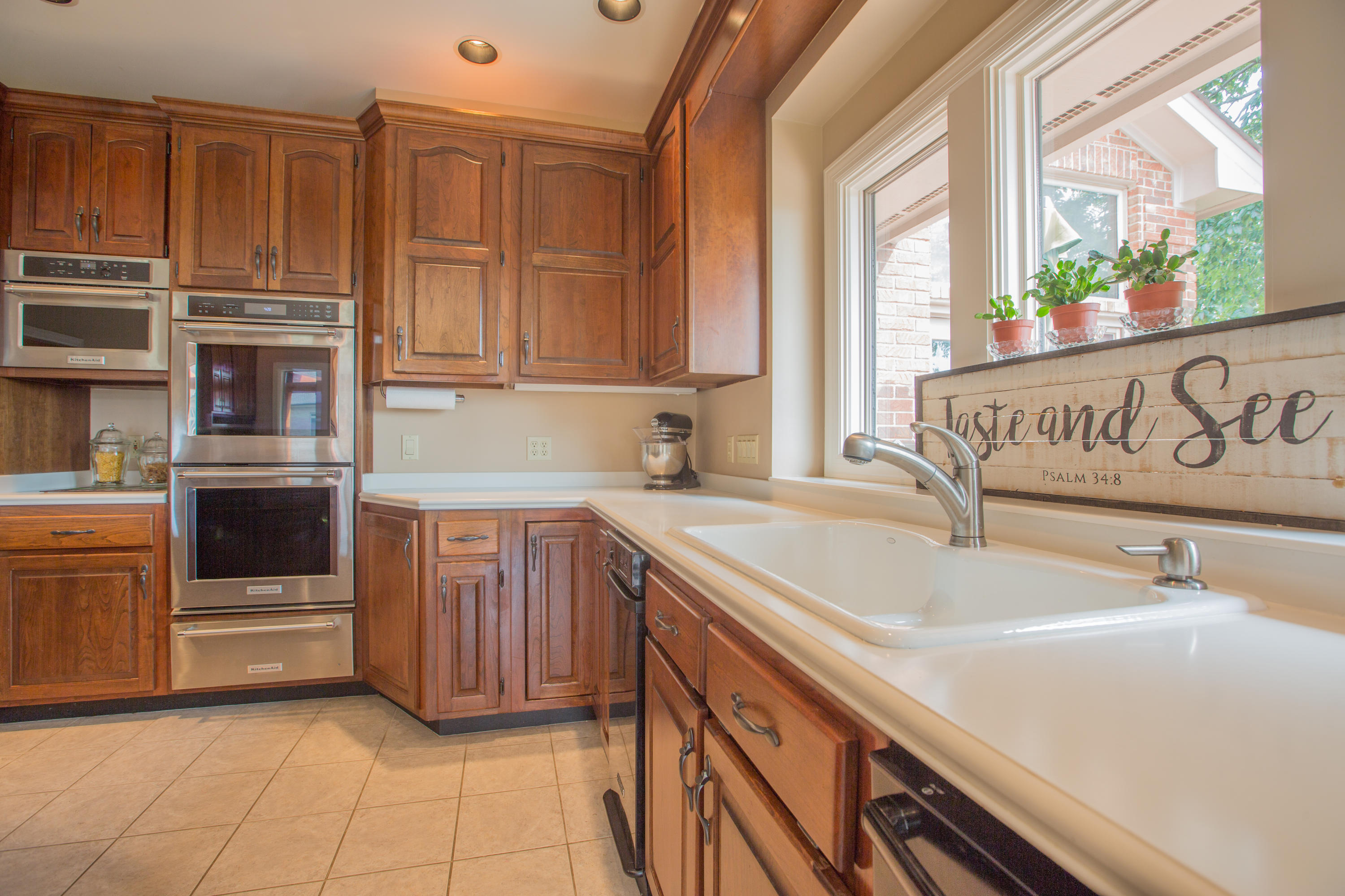 5702 Laurel Ridge Road Chattanooga, TN 37416 - Photo 33 of 82 5702 Laurel Ridge Rd kitchen4