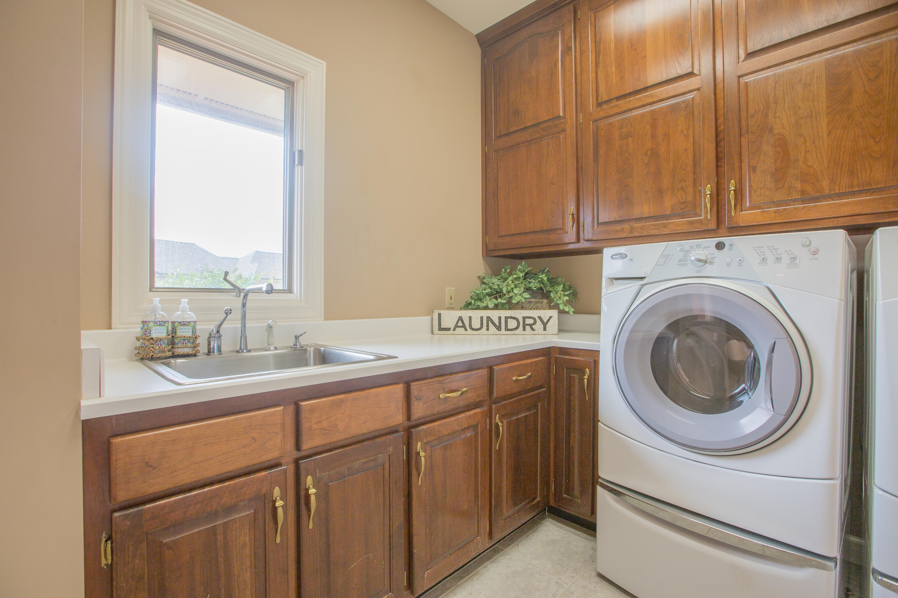 5702 Laurel Ridge Road Chattanooga, TN 37416 - Photo 39 of 82 5702 Laurel Ridge Rd laundry2