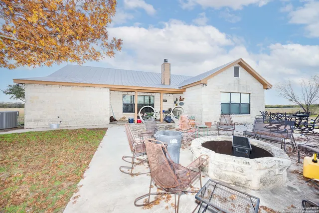 $1,249,017 | 9587 Farm To Market 2200, Yancey, TX 78886