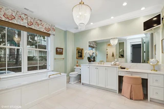 $3,950,000 | 727 North McKinley Road, Unit 100, Lake Forest, IL 60045