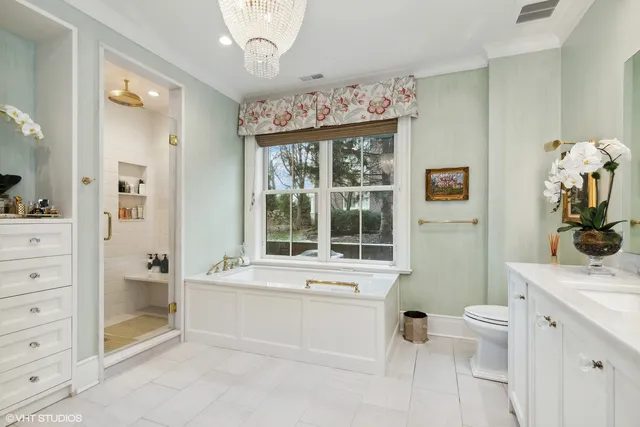 $3,950,000 | 727 North McKinley Road, Unit 100, Lake Forest, IL 60045