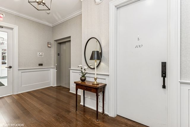 $3,950,000 | 727 North McKinley Road, Unit 100, Lake Forest, IL 60045