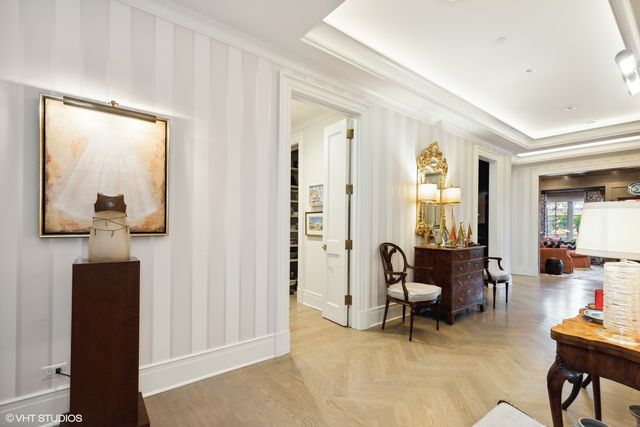 $3,950,000 | 727 North McKinley Road, Unit 100, Lake Forest, IL 60045