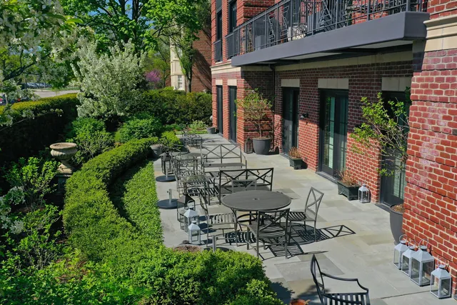 $3,950,000 | 727 North McKinley Road, Unit 100, Lake Forest, IL 60045