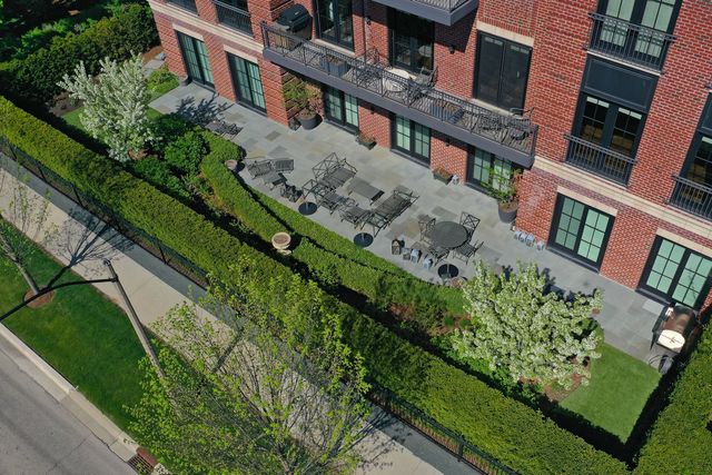 $3,950,000 | 727 North McKinley Road, Unit 100, Lake Forest, IL 60045