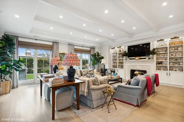 $3,950,000 | 727 North McKinley Road, Unit 100, Lake Forest, IL 60045