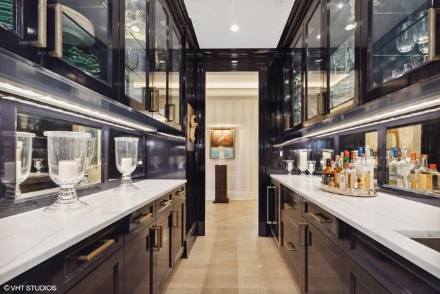 $3,950,000 | 727 North McKinley Road, Unit 100, Lake Forest, IL 60045