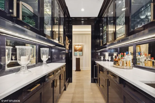 $3,950,000 | 727 North McKinley Road, Unit 100, Lake Forest, IL 60045