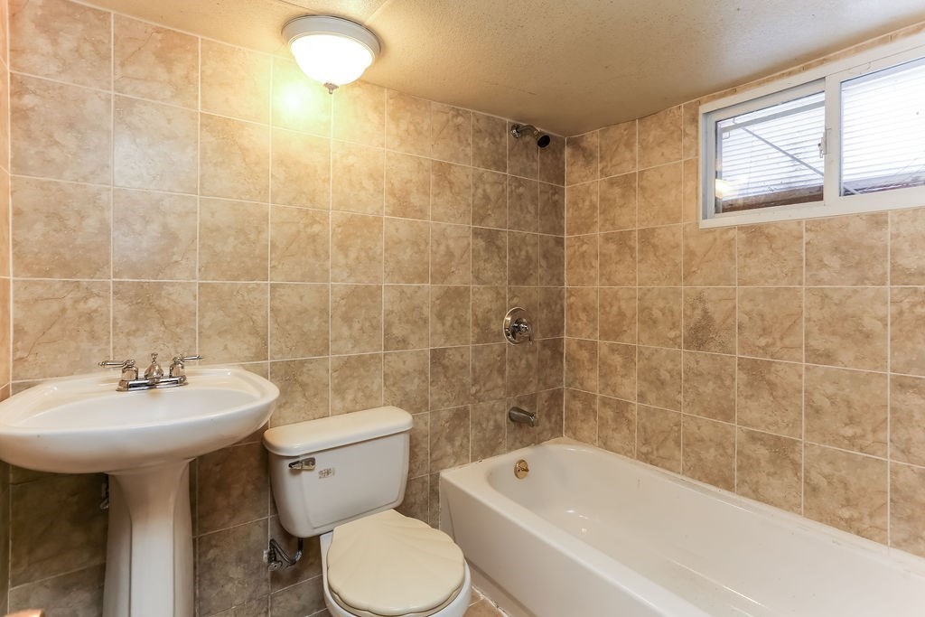 34 Ina Street Springfield, MA 01109 - Photo 15 of 27