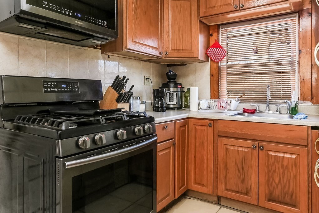 34 Ina Street Springfield, MA 01109 - Photo 5 of 27