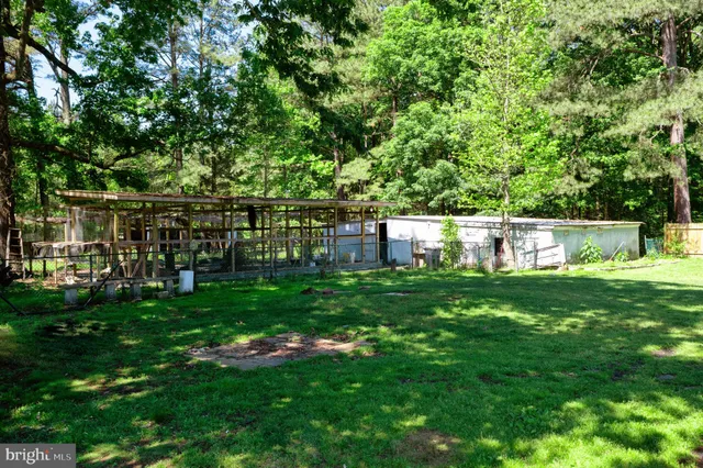 a view of a entrance gate of the house