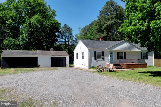 a front view of house with yard and garage