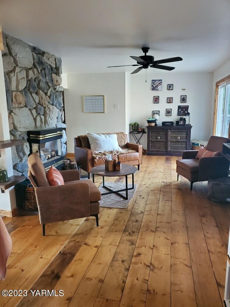 471 Beane Road Moxee, WA 98936 - Photo 5 of 18 Living Room