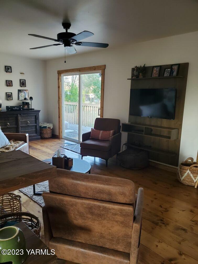 471 Beane Road Moxee, WA 98936 - Photo 6 of 18 Living Room